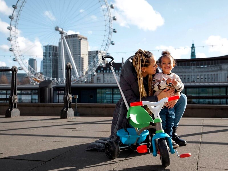 Maman avec sa fille à Londre