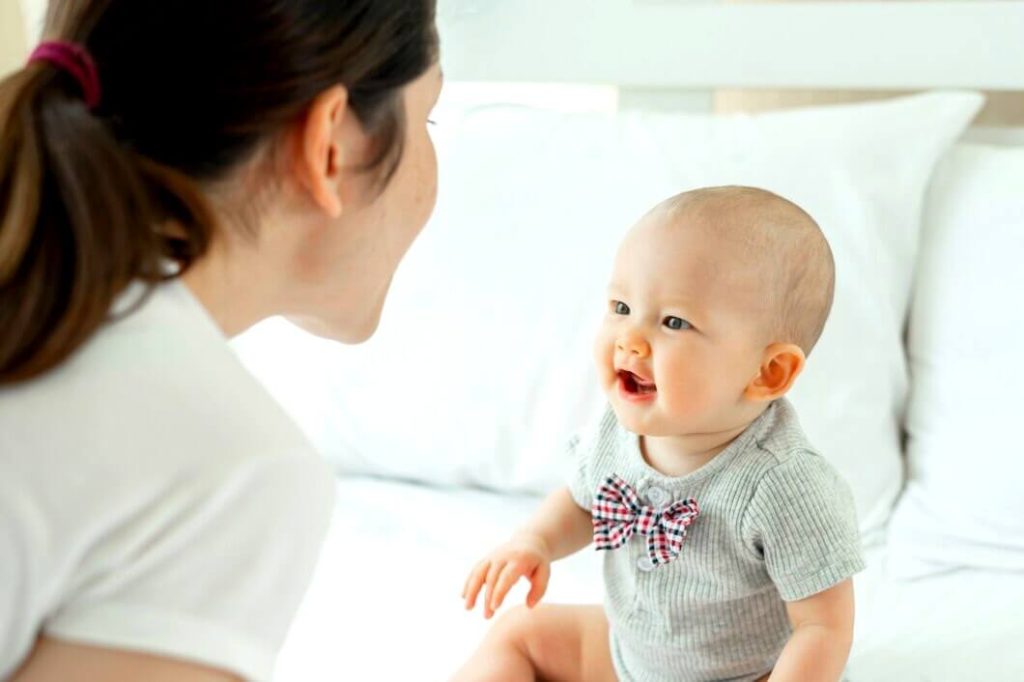 Bébé communique avec sa mère