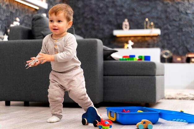 Bébé de 2 ans qui joue