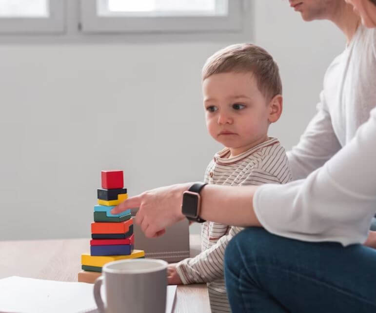 Enfant avec un bloc de jouet à empiler