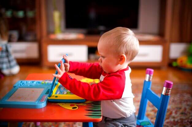 Enfant de 2 ans jouant à la maison