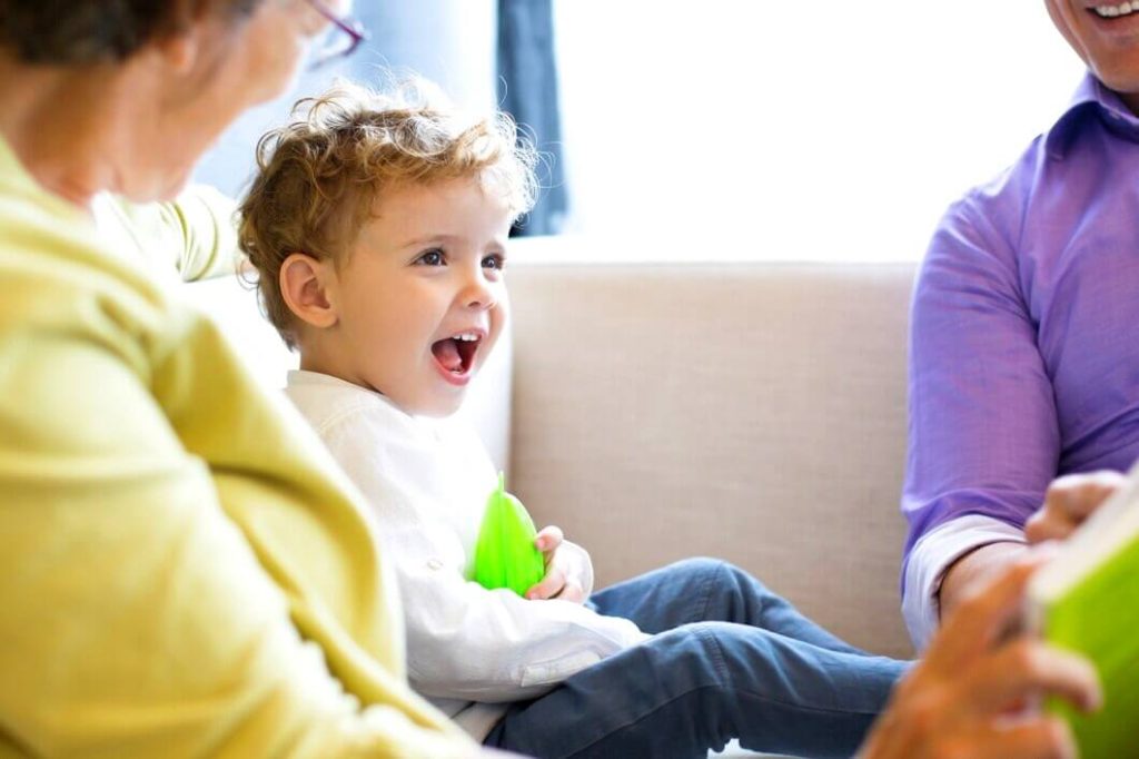 Enfant parle avec ses parents