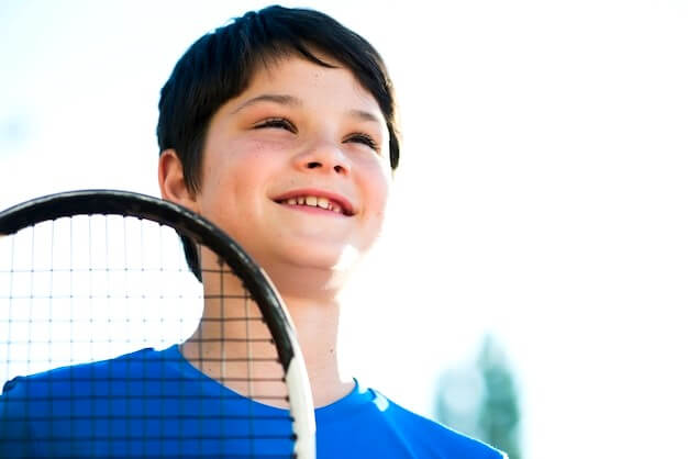 Enfant pratiquant du tennis