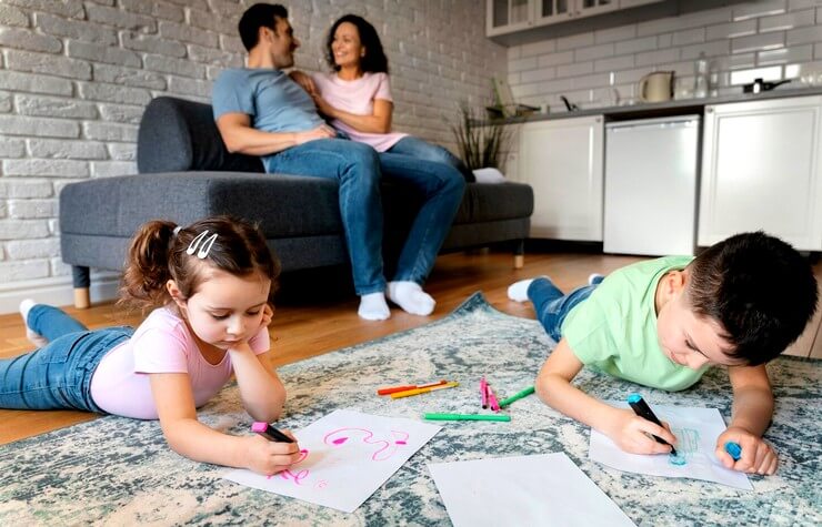 Enfants qui colorient allongés sur le sol