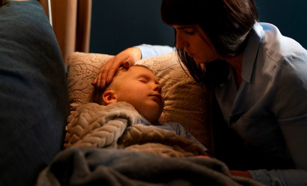 Maman avec son enfant endormi