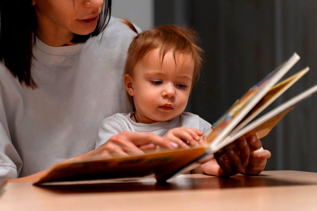 Maman lisant un livre à son petit garçon