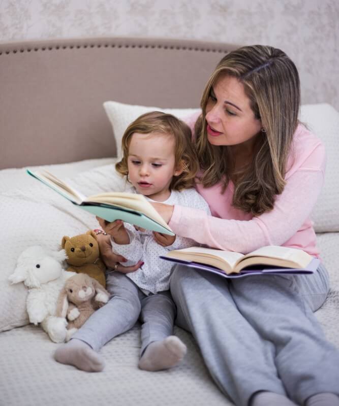 Maman lit une histoire à sa petite fille