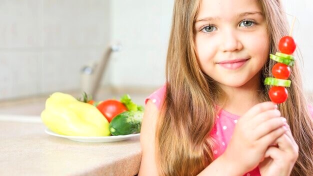 Petite fille avec une brochette de légumes