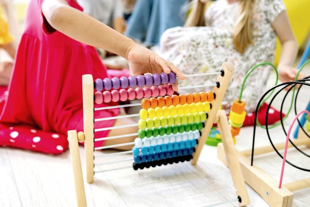 Petites filles jouant au boulier