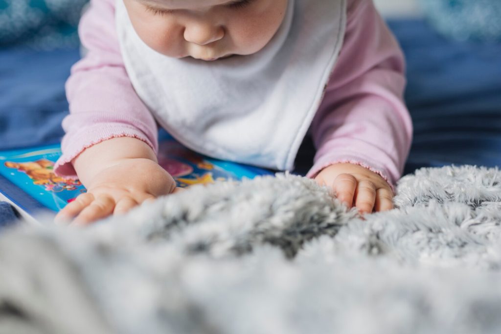 bébé à la maison sur un tapis