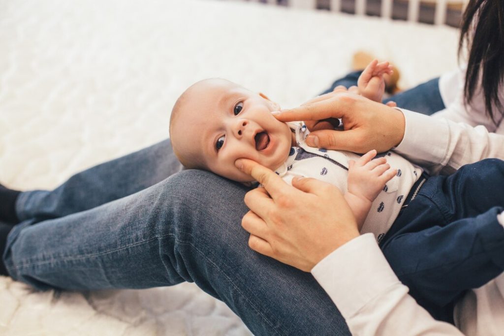 mère et son enfant allongé sur le lit