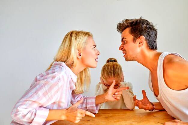 Couple qui se disputent devant une petite fille