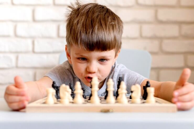 Enfant avec un jeu d'échec