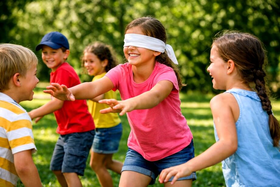 Enfants jouant au colamaya