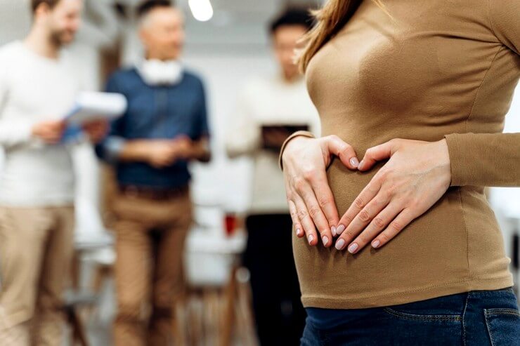 Jeune femme enceinte au travail dans une entreprise