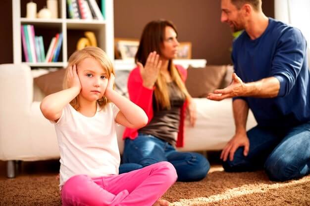 Parents qui se disputent devant une petite fille