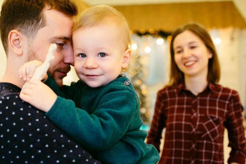Petit enfant dans les bras de son père