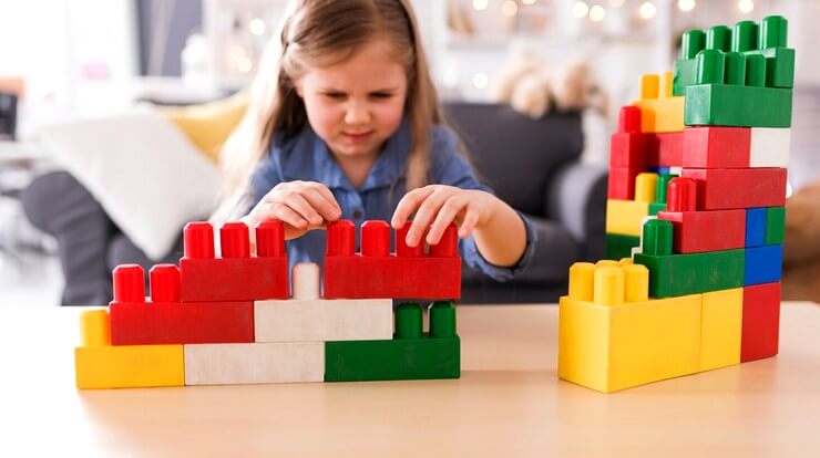 Petite fille avec des lego