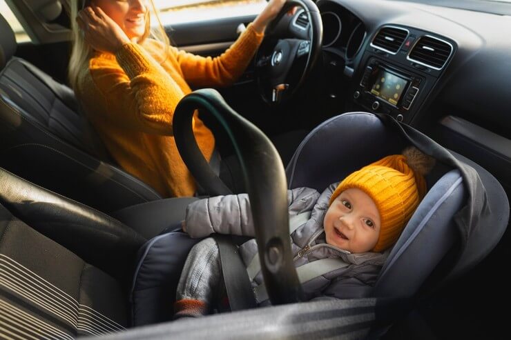 Bambin avec sa maman en voiture