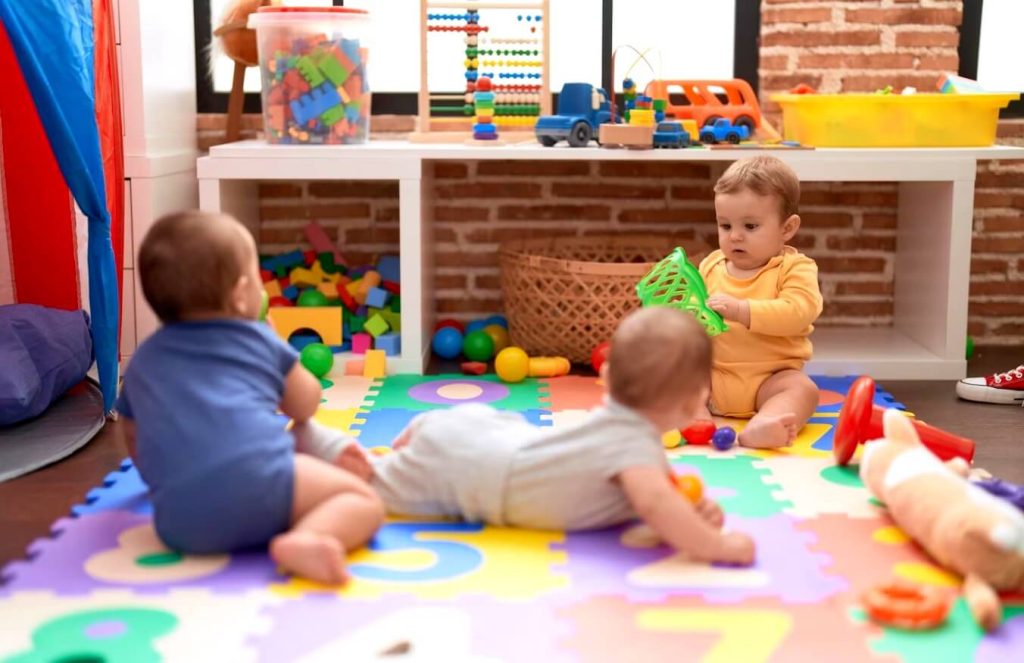 Des bébés jouent sur un tapis en mousse