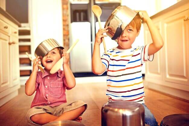 Enfant jouant avec des casseroles