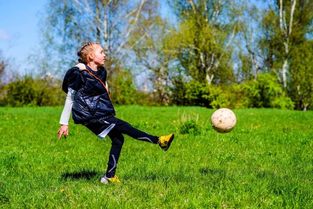 Enfant qui joue au foot
