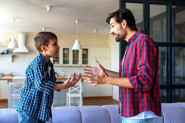 Enfant qui se dispute avec son père