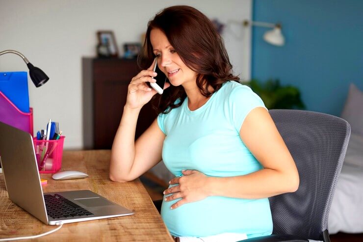 Maman enceinte au téléphone