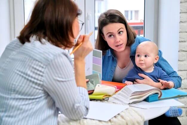 Maman et son bébé avec une responsable de crèche