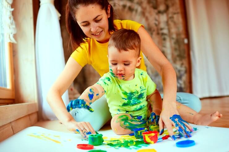 Petit enfant avec de la peinture sur les mains