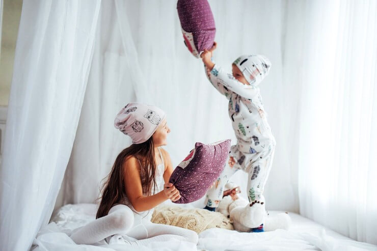 Pyjama party entre frère et soeur