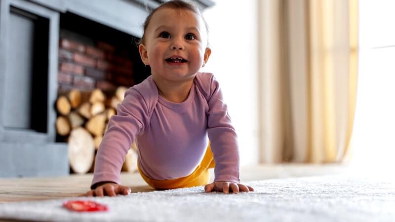 Bébé jouant sur un tapis de sol