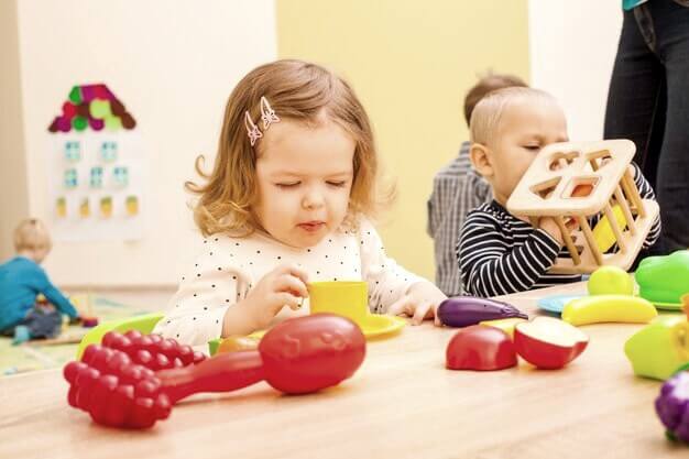 Développement cognitif d'enfants à la crèche