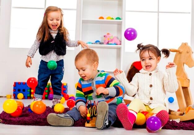 Enfant qui jouent à la crèche