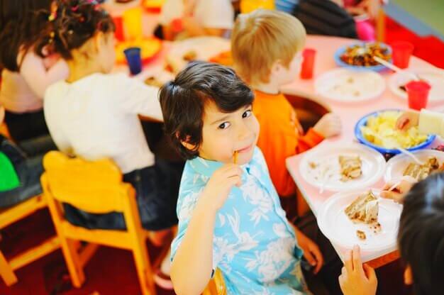Enfants qui mangent à la crèche