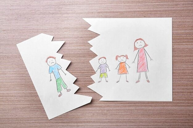 Feuille représentant une famille déchirée