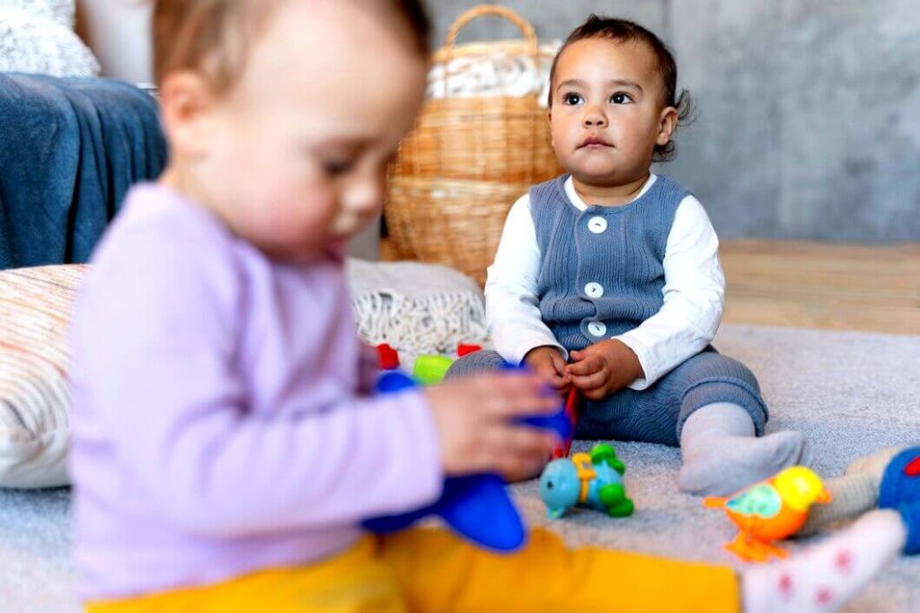 Enfants qui jouent à la crèche