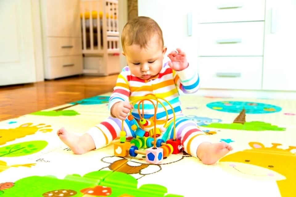 Bébé jouant sur un tapis de jeu