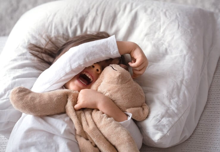 Petite fille avec doudou refuse de s'endormir