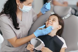 Lire la suite à propos de l’article Pédodontie : ce que tout parent gagne à savoir sur le suivi dentaire des enfants