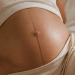 Trait de grossesse sur le ventre fille ou garçon : linea nigra brune