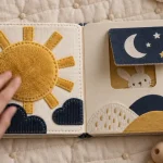 Livre sensoriel bebe en tissu et carton sur tapis d’éveil