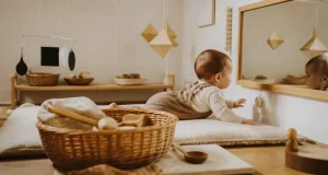 Montessori pour les bébés : bébé explore un tapis d’éveil